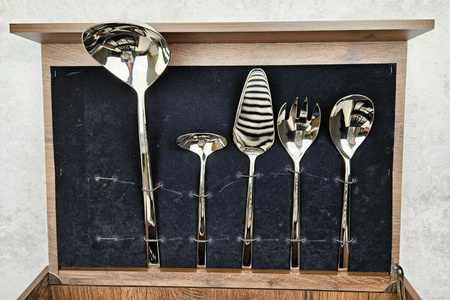 Amefa Metropole komplet sztućców dla 12 osób 77 części w kasecie drewnianej